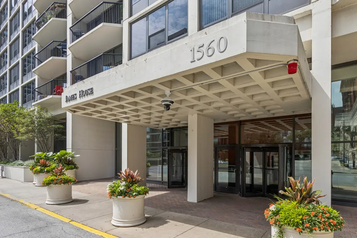 1560 N Sandburg TER #1010J, Chicago, IL 60610
