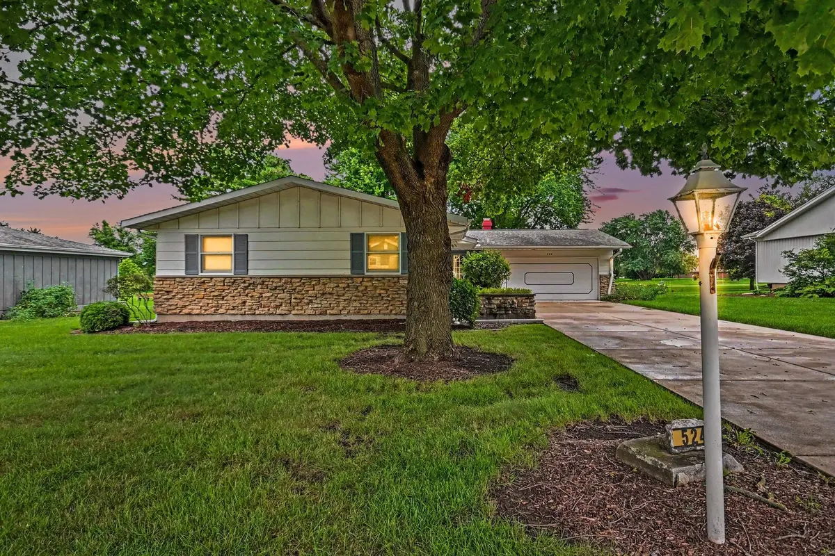 524 Parkside DR, Sycamore, IL 60178