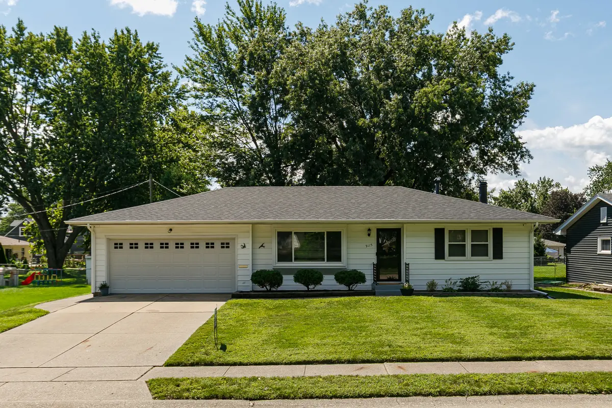 2115 W 38th PL, Davenport, IA 52806