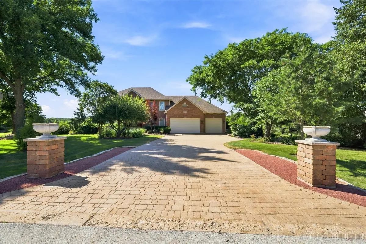 39W044 Foxwood LN, St. Charles, IL 60175