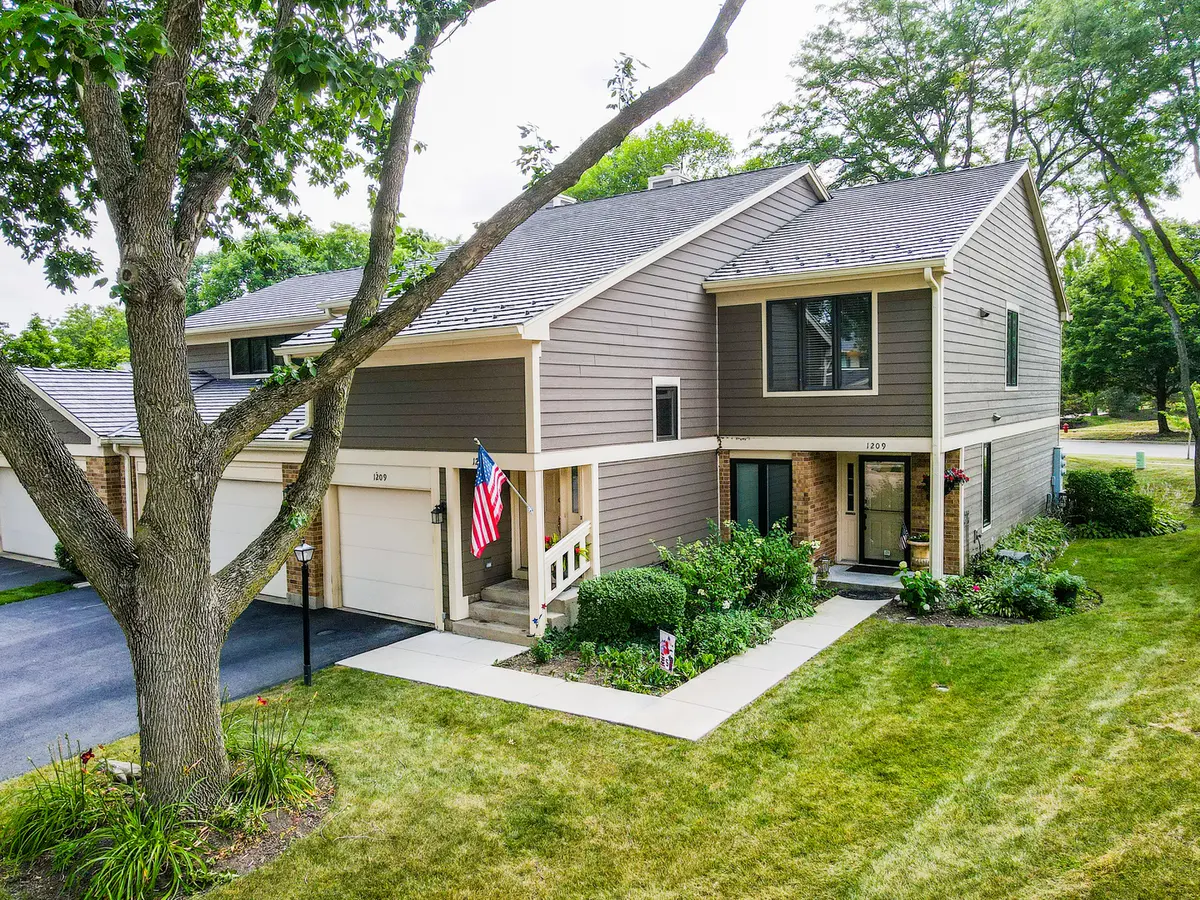 1211 Emerson LN, Libertyville, IL 60048