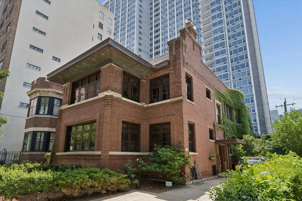 717 W Junior TER #1, Chicago, IL 60613