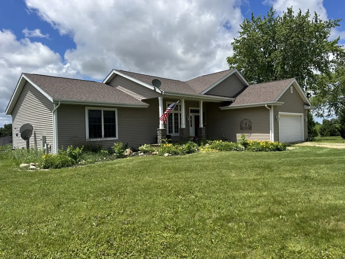 965 Bingham RD, Steward, IL 60553