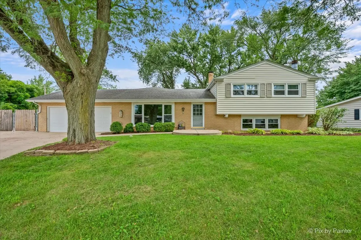 132 Scott DR, East Dundee, IL 60118