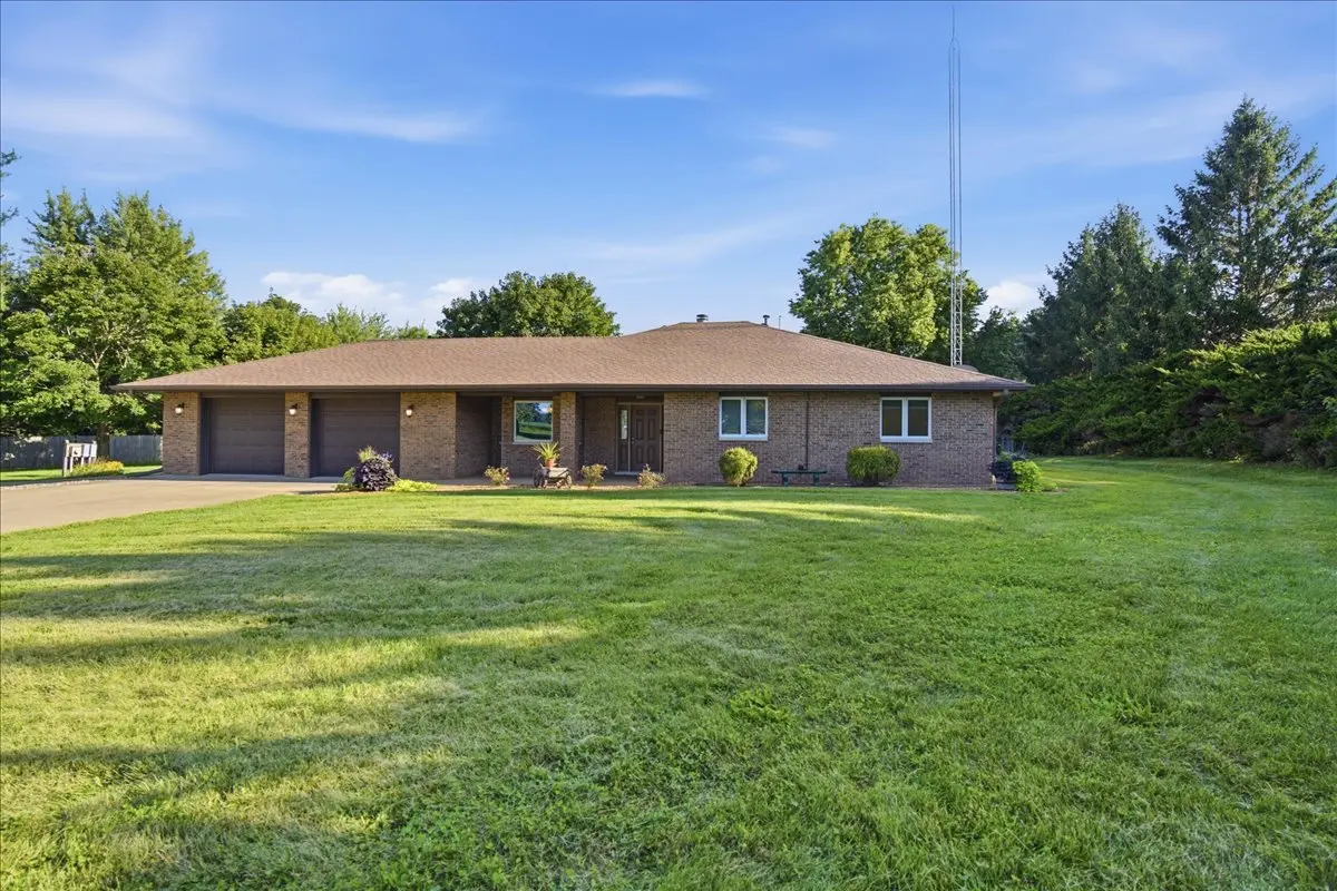 7919 E 1425 North RD N, Bloomington, IL 61705