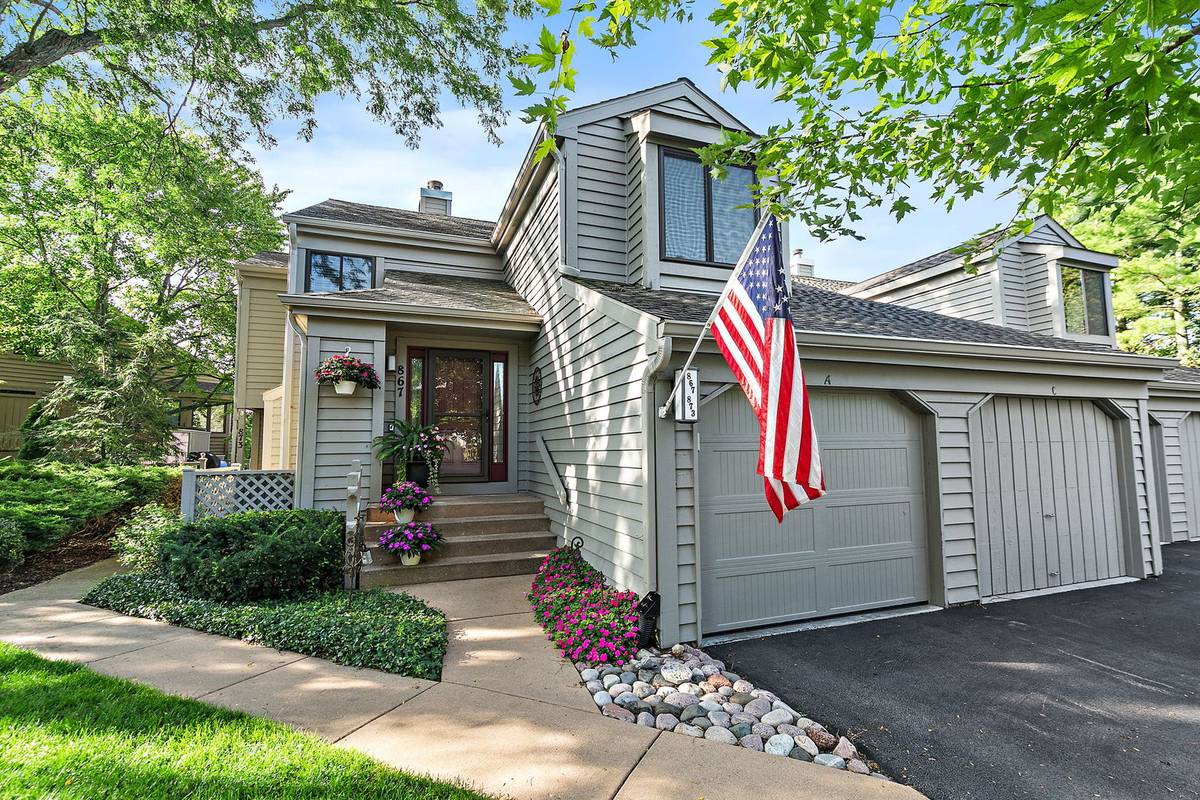 867 Longmeadow CT #1049, Lake Barrington, IL 60010