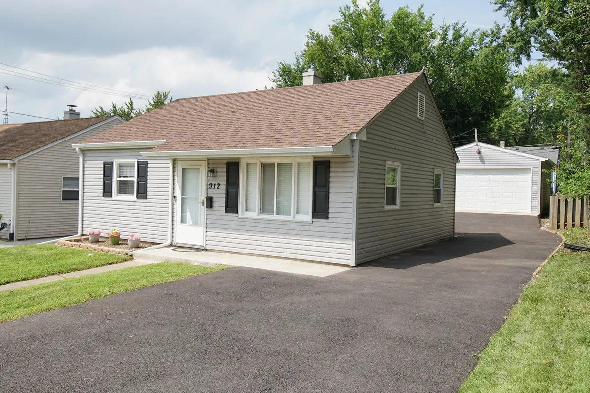 912 Harriet AVE, Aurora, IL 60505