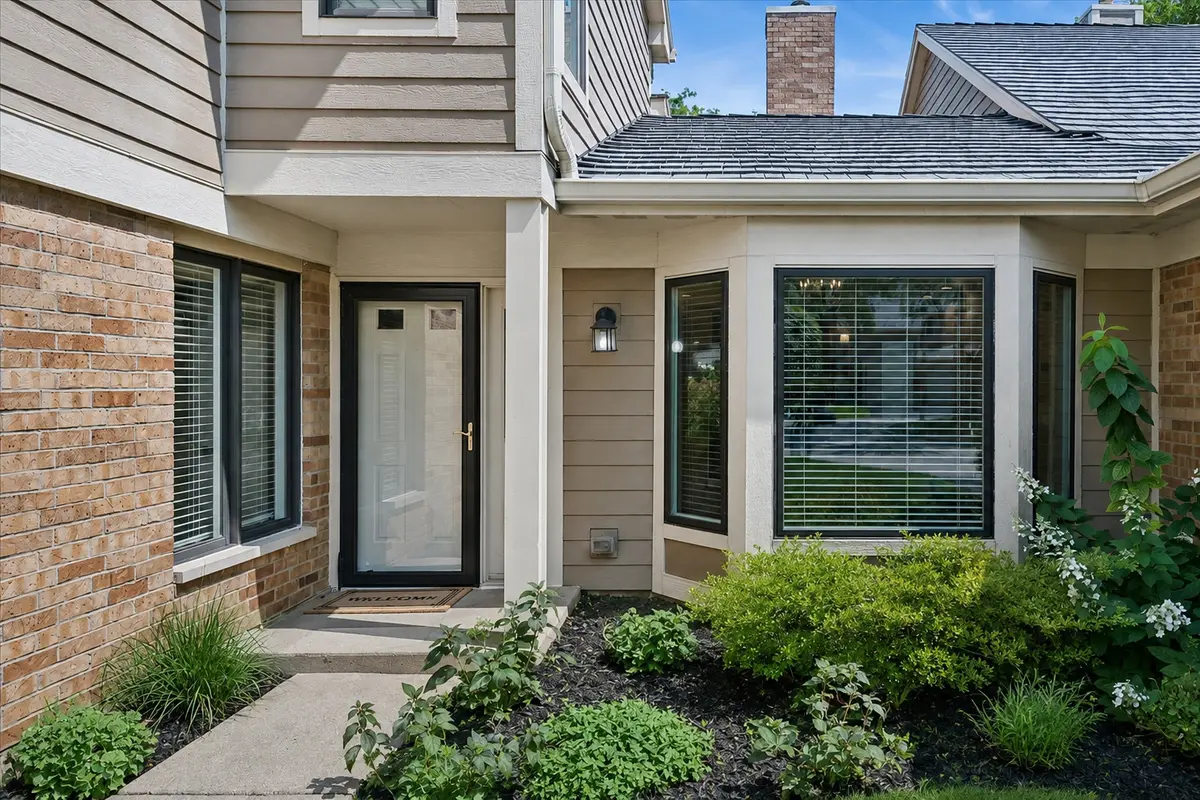 1204 Chatham CT #1204, Libertyville, IL 60048