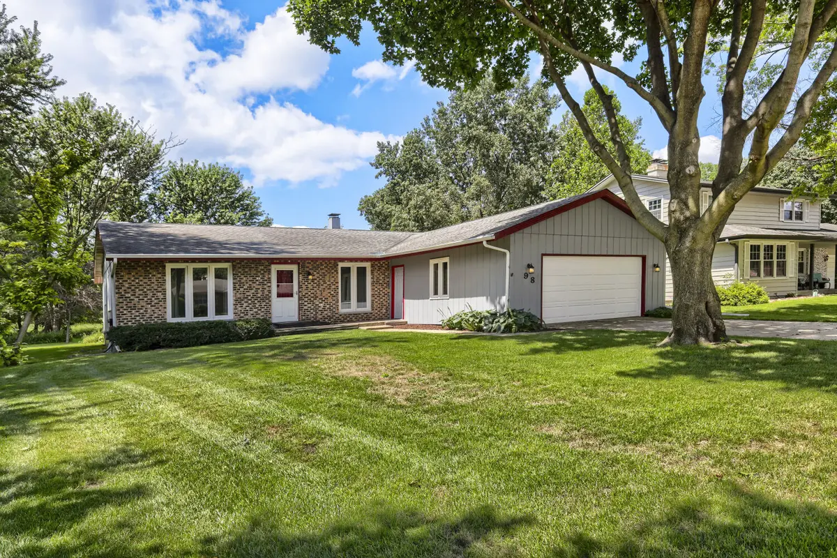 98 Brookside DR, Elgin, IL 60123
