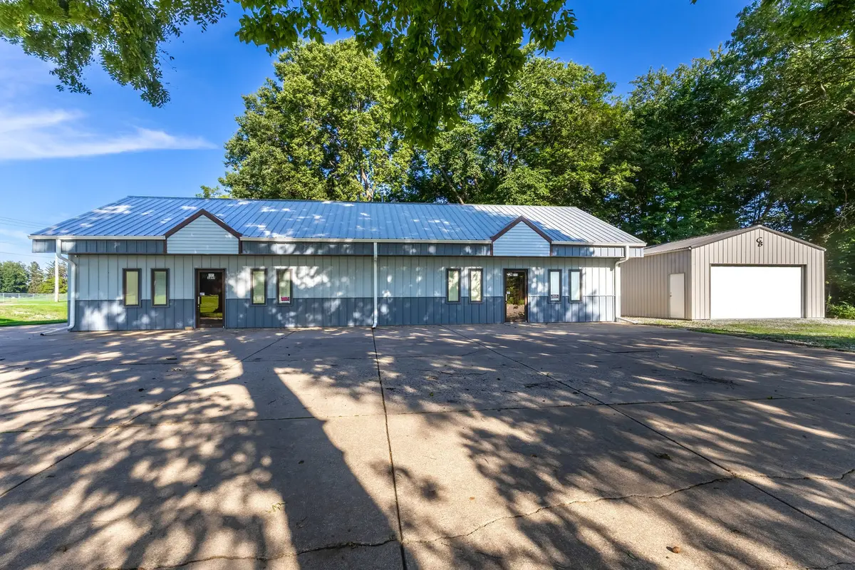 1698 Iowa DR, Leclaire, IA 52753