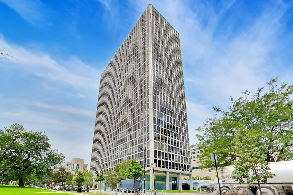 330 W Diversey Pkwy #902-04, Chicago, IL 60657