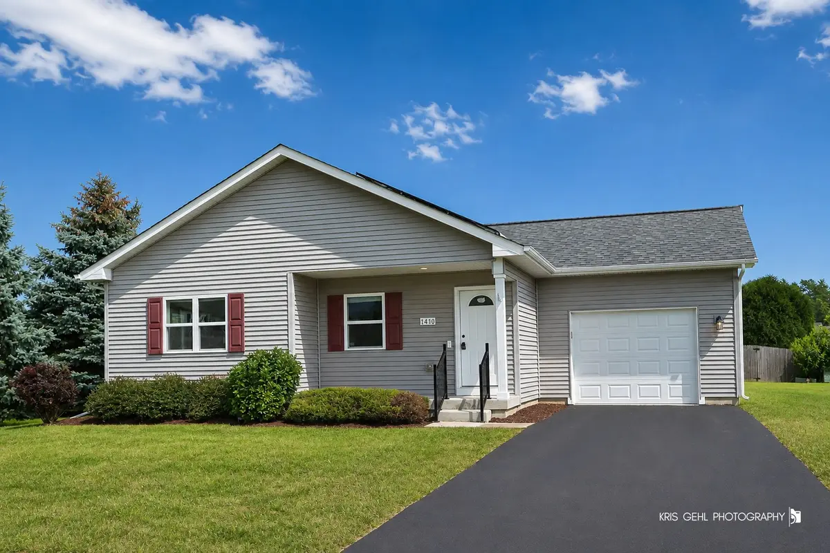 1410 Thomas DR, Woodstock, IL 60098