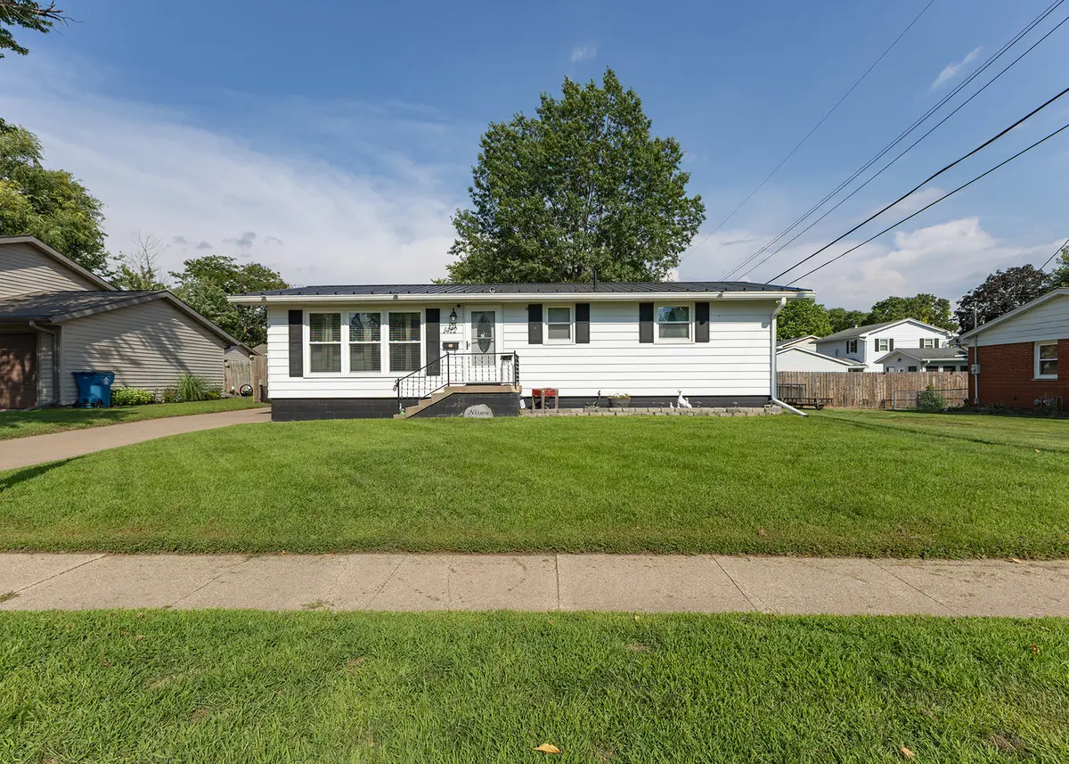 1412 Hiawatha LN, Camanche, IA 52730