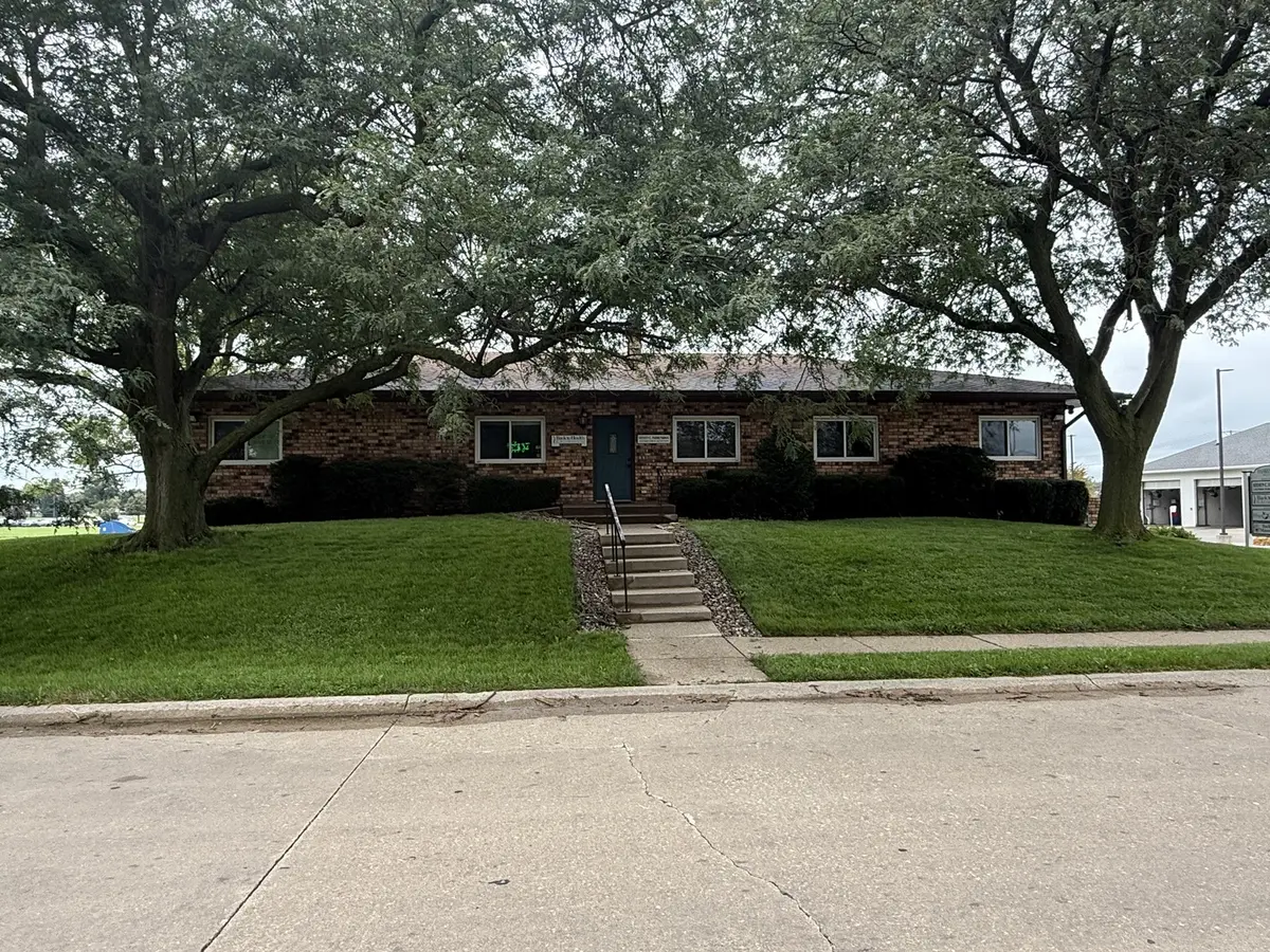 120 S 6th AVE, Eldridge, IA 52748