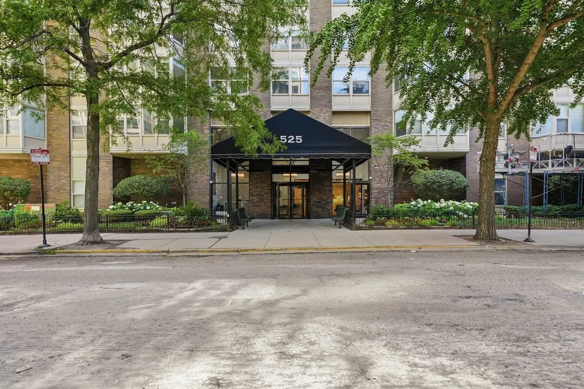 525 W Hawthorne PL #608, Chicago, IL 60657