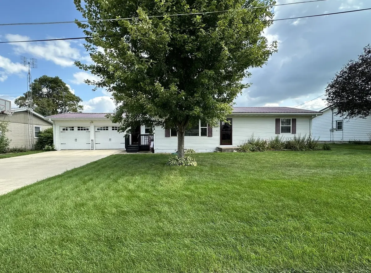 205 Sherwood LN, Lena, IL 61048