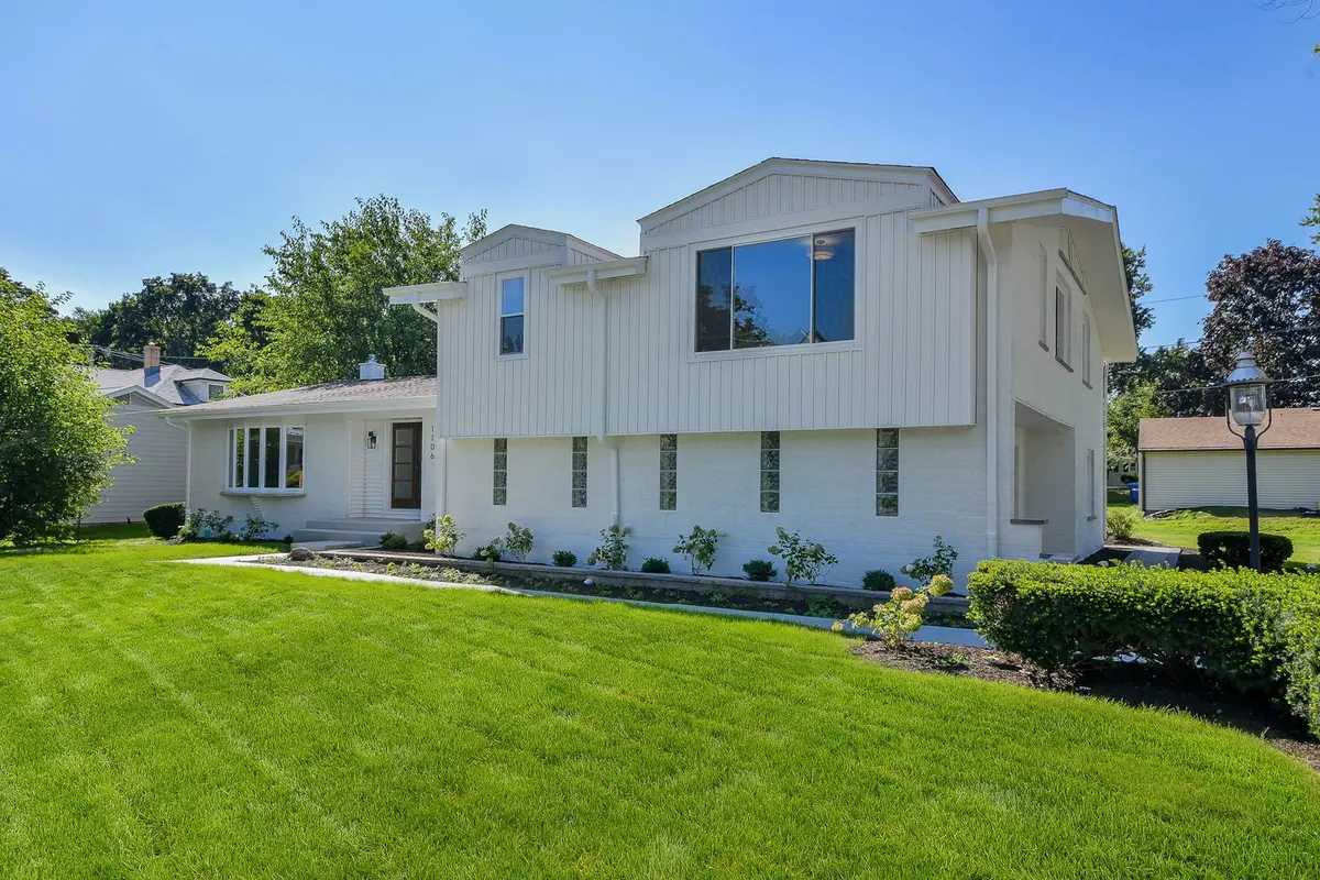 1106 North Path DR, Wheaton, IL 60187
