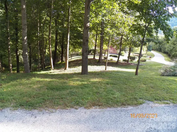 270 Somersby Pkwy #8, Laurel Park, NC 28739