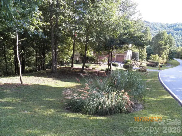 270 Somersby Pkwy #8, Laurel Park, NC 28739