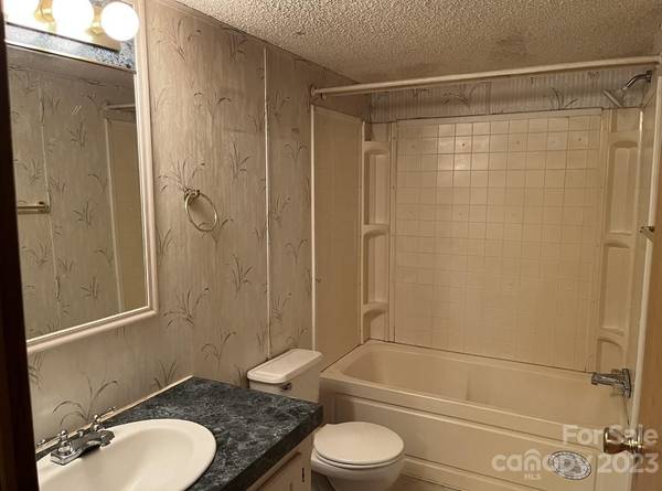 60 Shadowwood DR, Taylorsville, NC 28681
