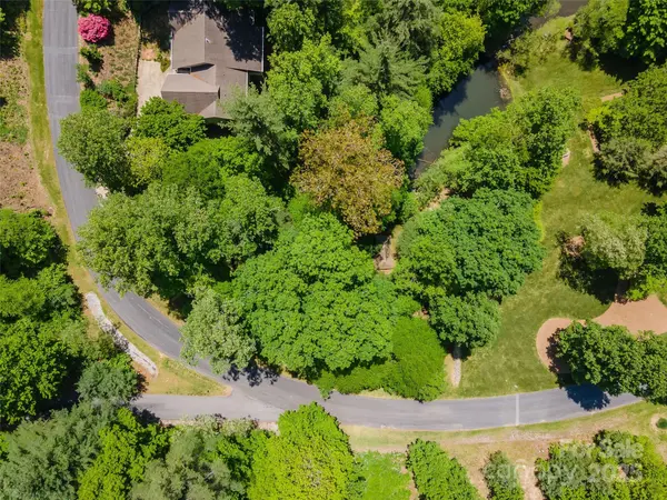 98 Flameleaf LN, Hendersonville, NC 28739