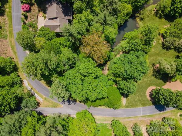 98 Flameleaf LN, Hendersonville, NC 28739