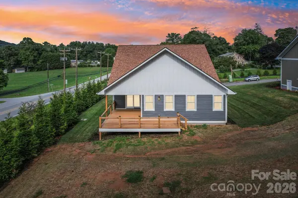 20 Maple Knoll DR, Hendersonville, NC 28792