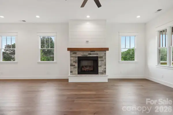 20 Maple Knoll DR, Hendersonville, NC 28792