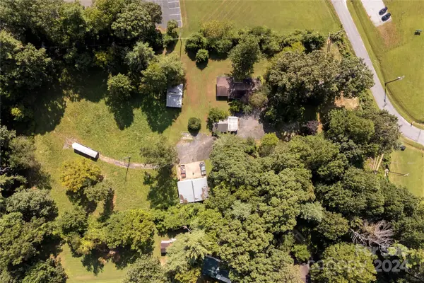 1925 Windsor DR, Laurel Park, NC 28739