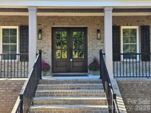 444 19th Avenue CIR NW, Hickory, NC 28601