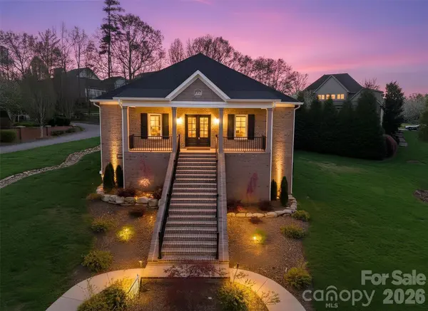 444 19th Avenue CIR NW, Hickory, NC 28601