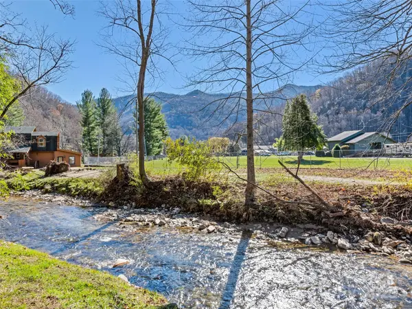 40 Meadows LN, Maggie Valley, NC 28751