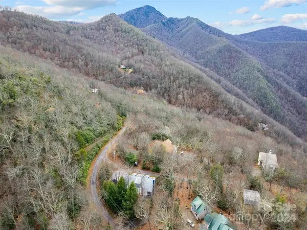 12 Belisle LN, Maggie Valley, NC 28751