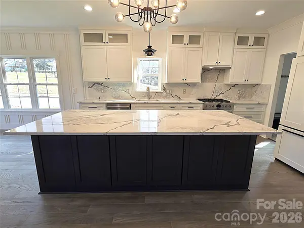 496 19th Avenue CIR NW, Hickory, NC 28601