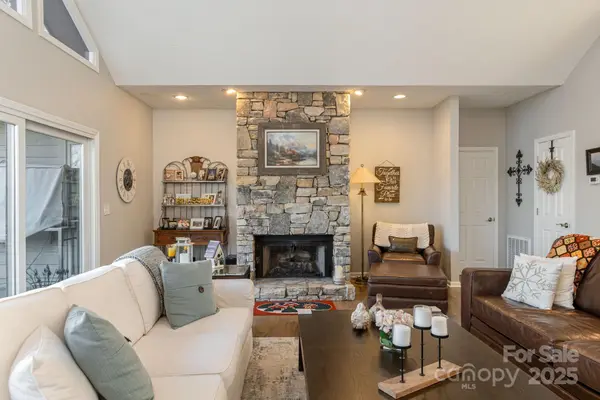 155 POPLAR LOOP DR, Flat Rock, NC 28731