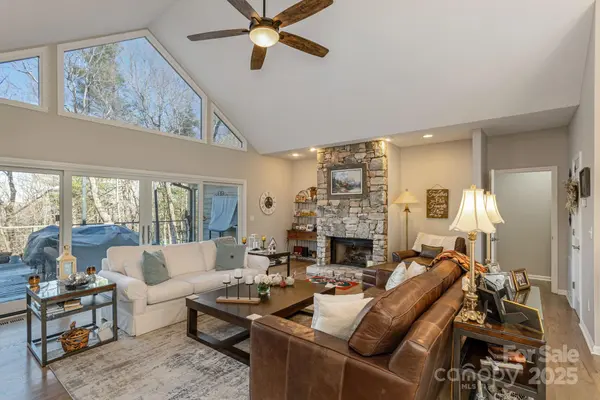 155 POPLAR LOOP DR, Flat Rock, NC 28731