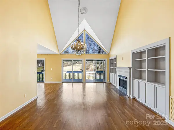 140 Overlook DR, Flat Rock, NC 28731