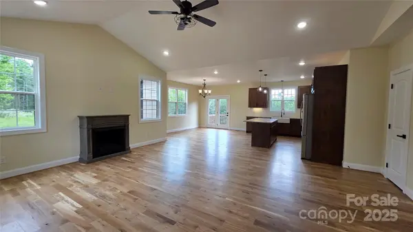 1060 Hawksbill DR, Morganton, NC 28655