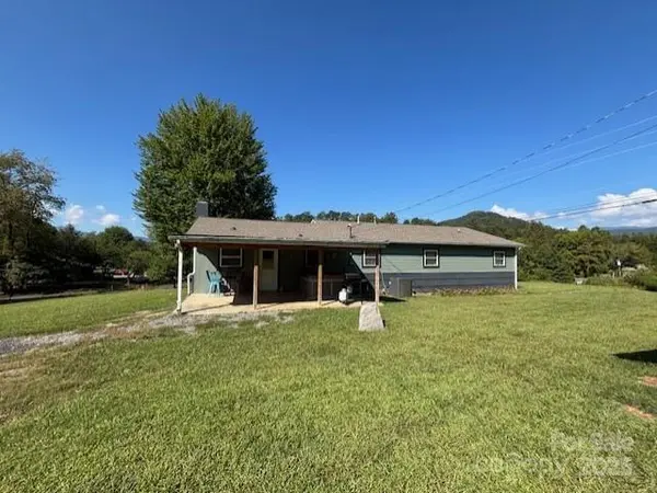43 Flaming Arrow DR, Whittier, NC 28789