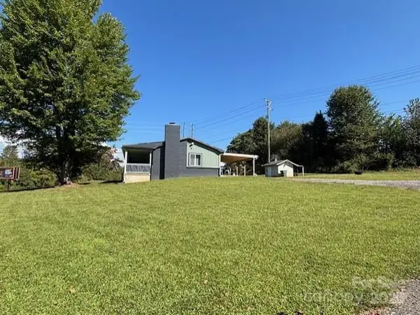 43 Flaming Arrow DR, Whittier, NC 28789