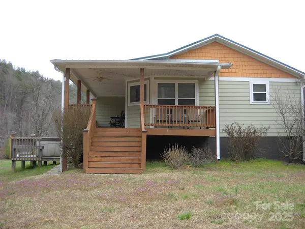 992 Hornet DR, Whittier, NC 28789