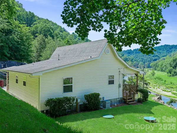 427 Johnson Cemetery RD, Bakersville, NC 28705