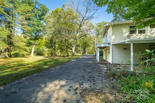 61 Riverbend RD, Canton, NC 28716