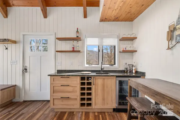 158 Blackberry LN, Maggie Valley, NC 28751