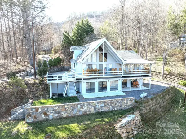 158 Blackberry LN, Maggie Valley, NC 28751