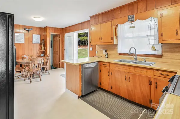 29 Delta DR, Hendersonville, NC 28792