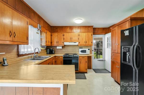 29 Delta DR, Hendersonville, NC 28792