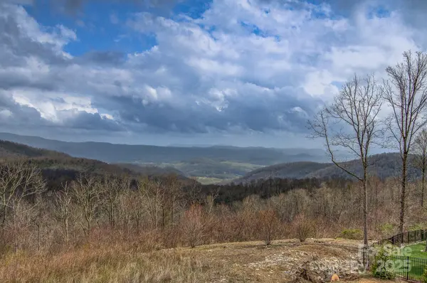 475 Dancing Bear DR, Hendersonville, NC 28792