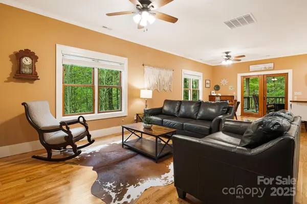 79 Slumber LN, Sylva, NC 28779