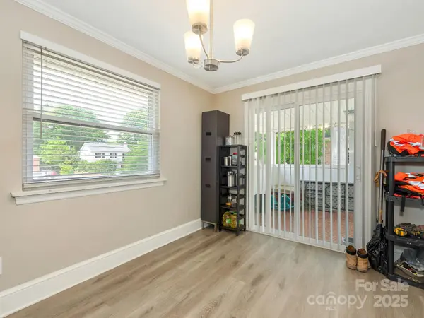 1301 S Kings DR, Charlotte, NC 28207